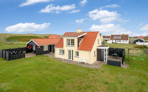 Dietlinde - 100M from the Sea: Hus, Tag, Hjem, Sommerhus, Skur, Garden Bygninger, Sidespor, Gård, Bjælkehytte, Hytte