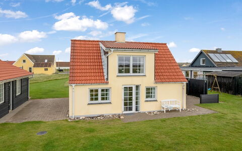 Dietlinde - 100M from the Sea: Hus, Tag, Hjem, Sommerhus, Skur, Garden Bygninger, Sidespor, Gård, Bjælkehytte, Hytte