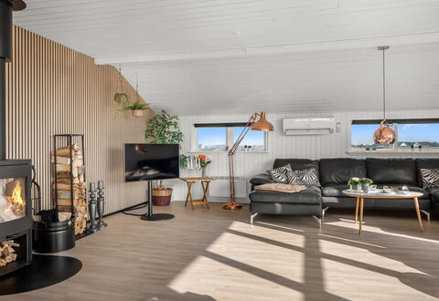 Withger - 300M from the Sea: Gulvbelægning, Indretning, Etage, Træ, Møbel, Trægulve, Loft, Stue, Belysning, Værelse