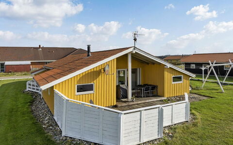 Hebba - 300M from the Sea: Sommerhus, Have, Sidespor, Garden Bygninger, Skygge, Gård, Backyard, Lawn, Stuehus, Landscaping