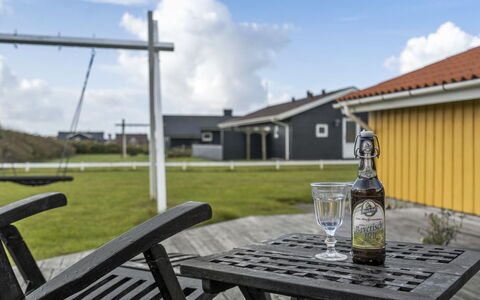 Hebba - 300M from the Sea: Sommerhus, Have, Sidespor, Garden Bygninger, Skygge, Gård, Backyard, Lawn, Stuehus, Landscaping