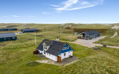 Eringisl - 50M from the Sea: Svømmepøl, Bjergkæde, Eco Hotel, Udvej, Estate, Dal, Villa, Landscaping, Ferieby, Backyard