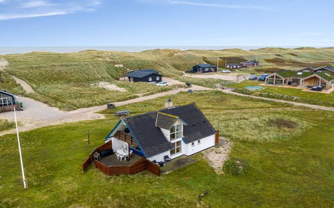 Eringisl - 50M from the Sea: Svømmepøl, Bjergkæde, Eco Hotel, Udvej, Estate, Dal, Villa, Landscaping, Ferieby, Backyard