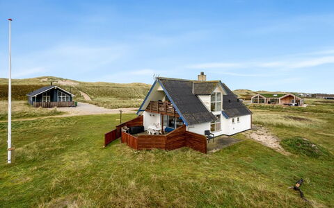 Eringisl - 50M from the Sea: Svømmepøl, Bjergkæde, Eco Hotel, Udvej, Estate, Dal, Villa, Landscaping, Ferieby, Backyard