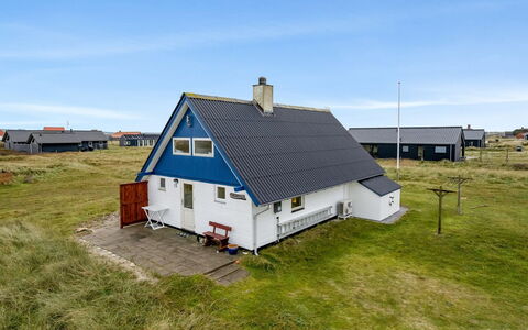 Eringisl - 50M from the Sea: Svømmepøl, Bjergkæde, Eco Hotel, Udvej, Estate, Dal, Villa, Landscaping, Ferieby, Backyard
