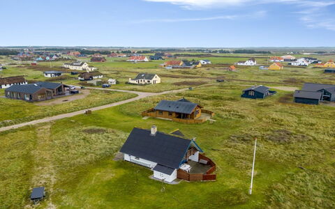 Eringisl - 50M from the Sea: Svømmepøl, Bjergkæde, Eco Hotel, Udvej, Estate, Dal, Villa, Landscaping, Ferieby, Backyard