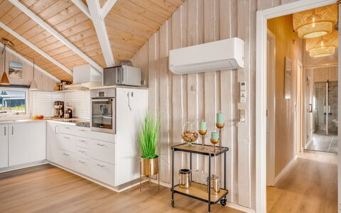 Doris - 150M from the Sea: Indretning, Træ, Gulvbelægning, Loft, Møbel, Lysarmatur, Etage, Belysning, Trægulve, Køkken