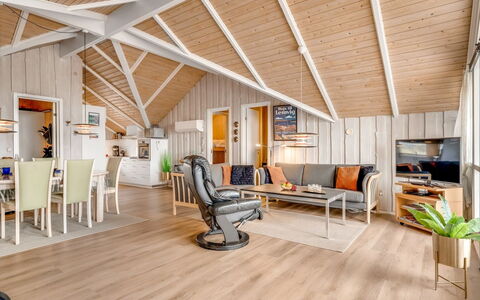 Doris - 150M from the Sea: Indretning, Træ, Gulvbelægning, Trægulve, Loft, Etage, Møbel, Stue, Laminat Gulv, Hjem