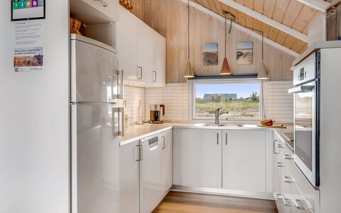 Doris - 150M from the Sea: Køkken, Køkken Apparat, Indretning, Træ, Countertop, Større Bandage, Loft, Gulvbelægning, Møbel, Husholdningsapparat