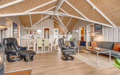 Doris - 150M from the Sea: Træ, Loft, Indretning, Gulvbelægning, Etage, Møbel, Stue, Couch, Trægulve, Hjem