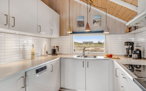 Doris - 150M from the Sea: Træ, Køkken, Gulvbelægning, Indretning, Countertop, Køkken Apparat, Loft, Hjem, Husholdningsapparat, Etage