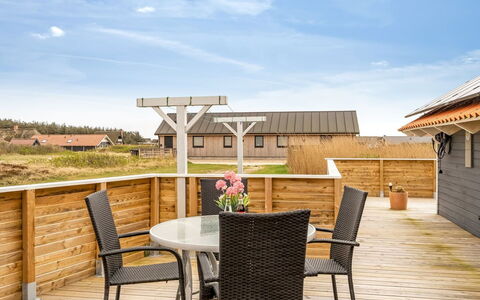Doris - 150M from the Sea: Tag, Land Lot, Sommerhus, Hjem, Landdistrikt, Skur, Sidespor, Garden Bygninger, Bjælkehytte, Hytte