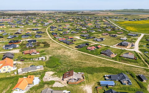 Arla - 200M from the Sea: Tag, Almindeligt, Land Lot, Landdistrikt, Hjem, Estate, Mark, Sommerhus, Lawn, Forstad