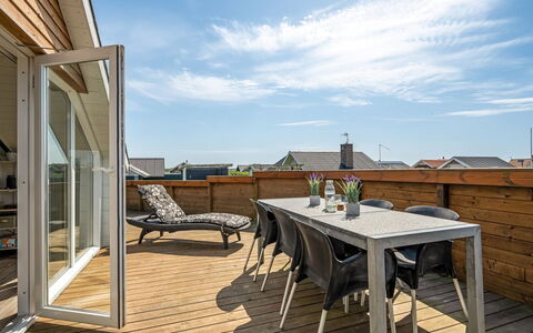 Arla - 200M from the Sea: Træ, Tag, Arkitektur, Hjem, Hus, Sommerhus, Sidespor, Hårdttræ, Hældning, Estate