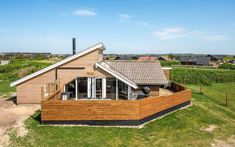 Arla - 200M from the Sea: Træ, Tag, Arkitektur, Hjem, Hus, Sommerhus, Sidespor, Hårdttræ, Hældning, Estate