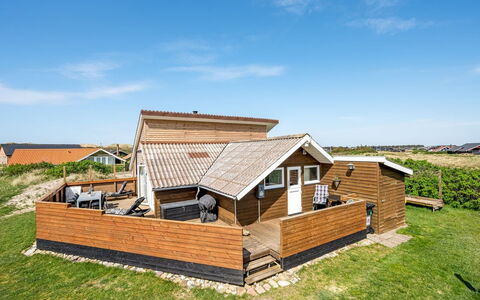 Arla - 200M from the Sea: Træ, Tag, Arkitektur, Hjem, Hus, Sommerhus, Sidespor, Hårdttræ, Hældning, Estate
