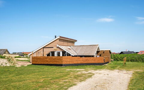 Arla - 200M from the Sea: Træ, Tag, Arkitektur, Hjem, Hus, Sommerhus, Sidespor, Hårdttræ, Hældning, Estate