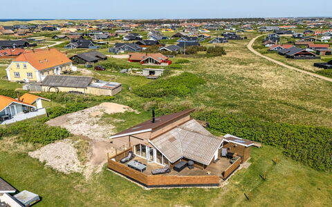 Arla - 200M from the Sea: Træ, Tag, Arkitektur, Hjem, Hus, Sommerhus, Sidespor, Hårdttræ, Hældning, Estate
