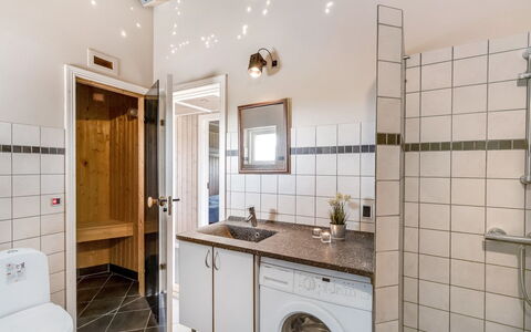 Cristine - 400M from the Sea: Sanitærarmatur, Gulvbelægning, Etage, Loft, Indretning, Vvs, Håndvask, Tap, Badeværelse, Toilet