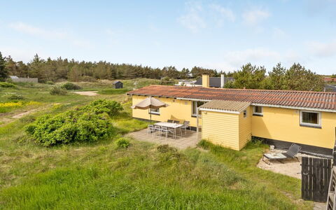 Suki - 650M from the Sea: Træ, Tag, Arkitektur, Hjem, Hus, Sommerhus, Sidespor, Hårdttræ, Hældning, Estate
