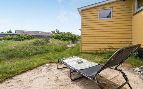 Suki - 650M from the Sea: Træ, Tag, Arkitektur, Hjem, Hus, Sommerhus, Sidespor, Hårdttræ, Hældning, Estate