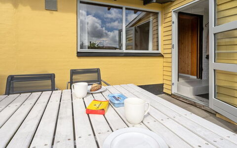 Suki - 650M from the Sea: Træ, Tag, Arkitektur, Hjem, Hus, Sommerhus, Sidespor, Hårdttræ, Hældning, Estate