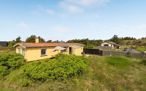 Suki - 650M from the Sea: Træ, Tag, Arkitektur, Hjem, Hus, Sommerhus, Sidespor, Hårdttræ, Hældning, Estate