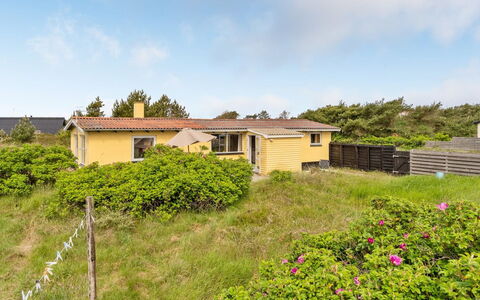 Suki - 650M from the Sea: Træ, Tag, Arkitektur, Hjem, Hus, Sommerhus, Sidespor, Hårdttræ, Hældning, Estate