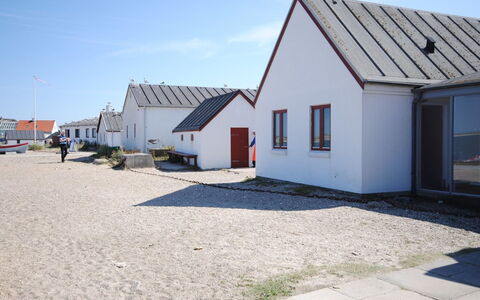 Suki - 650M from the Sea: Træ, Tag, Arkitektur, Hjem, Hus, Sommerhus, Sidespor, Hårdttræ, Hældning, Estate