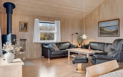 Sofja - 150M from the Sea: Møbel, Træ, Indretning, Loft, Couch, Stue, Værelse, Gulvbelægning, Hjem, Etage