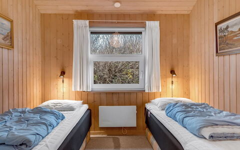 Sofja - 150M from the Sea: Soveværelse, Seng, Træ, Sengetøj, Sengetøj, Indretning, Bed Frame, Loft, Etage, Værelse