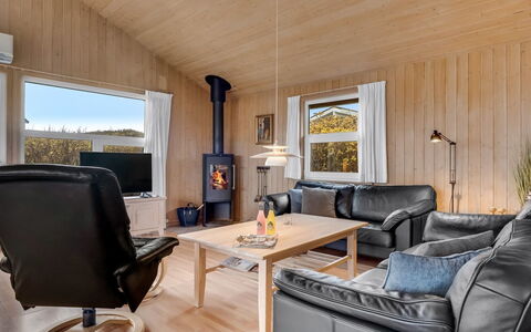 Sofja - 150M from the Sea: Træ, Hjem, Stue, Møbel, Sommerhus, Loft, Værelse, Couch, Hårdttræ