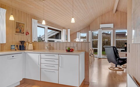 Sofja - 150M from the Sea: Indretning, Køkken, Træ, Gulvbelægning, Loft, Møbel, Countertop, Lysarmatur, Etage, Trægulve
