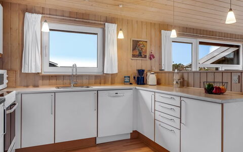 Sofja - 150M from the Sea: Gulvbelægning, Køkken, Træ, Køkken Apparat, Countertop, Indretning, Etage, Loft, Trægulve, Større Bandage