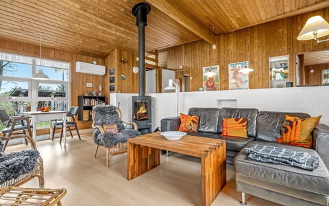 Hereth - 700M from the Sea: Gulvbelægning, Indretning, Etage, Træ, Loft, Møbel, Trægulve, Couch, Stue, Værelse