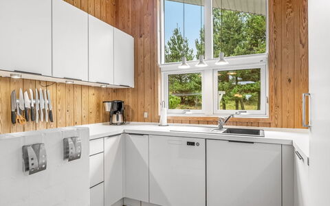 Hereth - 700M from the Sea: Køkken, Træ, Køkken Apparat, Countertop, Gulvbelægning, Cabinetry, Indretning, Større Bandage, Etage, Møbel