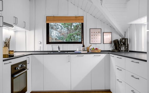 Ejla - 600M from the Sea: Køkken, Køkken Apparat, Countertop, Træ, Gulvbelægning, Indretning, Større Bandage, Cabinetry, Loft, Hjem
