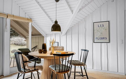 Ejla - 600M from the Sea: Møbel, Træ, Indretning, Gulvbelægning, Stol, Lysarmatur, Loft, Bord, Etage, Spisestue