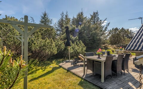 Ejla - 600M from the Sea: Busk, Land Lot, Have, Skygge, Landscaping, Gård, Hårdttræ, Walkway, Evergreen