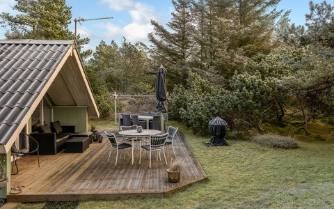 Ejla - 600M from the Sea: Træ, Land Lot, Sommerhus, Have, Garden Bygninger, Skygge, Backyard, Skur, Landscaping, Planke