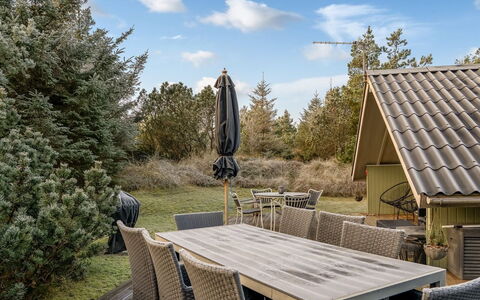 Ejla - 600M from the Sea: Træ, Busk, Udendørs Møbler, Land Lot, Møbel, Have, Stol, Sommerhus, Backyard, Udendørs Bord