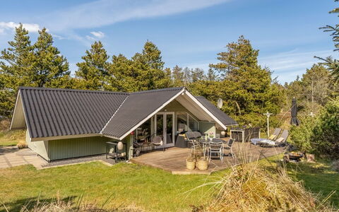 Ejla - 600M from the Sea: Sommerhus, Hjem, Hus, Tag, Veranda, Estate, Sidespor, Garden Bygninger, Stuehus, Gård