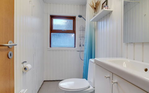 Jobst - 150M from the Sea: Sanitærarmatur, Gulvbelægning, Badeværelse, Etage, Badeværelsesvask, Håndvask, Indretning, Loft, Toilet, Tap