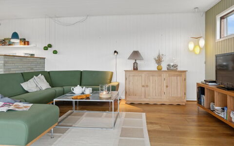 Jobst - 150M from the Sea: Træ, Gulvbelægning, Indretning, Møbel, Etage, Stue, Couch, Hjem, Trægulve
