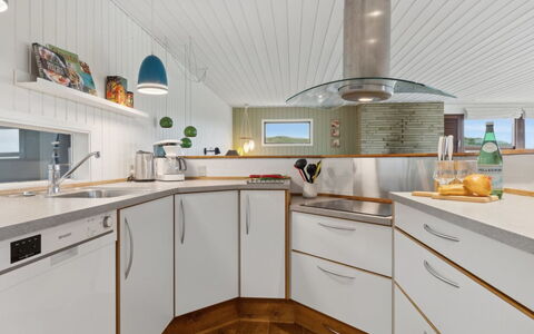 Jobst - 150M from the Sea: Træ, Gulvbelægning, Indretning, Countertop, Loft, Køkken, Sanitærarmatur, Etage, Cabinetry, Håndvask