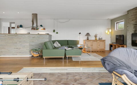 Jobst - 150M from the Sea: Møbel, Gulvbelægning, Indretning, Etage, Træ, Couch, Stue, Loft, Lysarmatur, Belysning