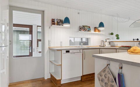 Jobst - 150M from the Sea: Gulvbelægning, Træ, Indretning, Køkken, Countertop, Loft, Etage, Møbel, Cabinetry, Værelse