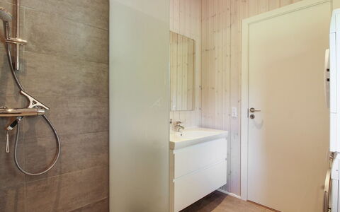 Franke - 1.1Km from the Sea: Gulvbelægning, Etage, Badeværelse, Sanitærarmatur, Væg, Træ, Indretning, Toilet, Vvs, Tap