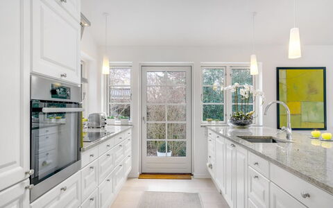 Amine - 700M from the Sea: Køkken, Indretning, Countertop, Gulvbelægning, Etage, Træ, Møbel, Loft, Cabinetry, Belysning
