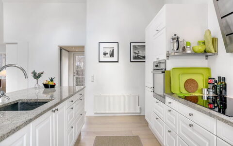 Amine - 700M from the Sea: Køkken, Countertop, Køkken Apparat, Cabinetry, Indretning, Gulvbelægning, Møbel, Større Bandage, Etage, Skuffe